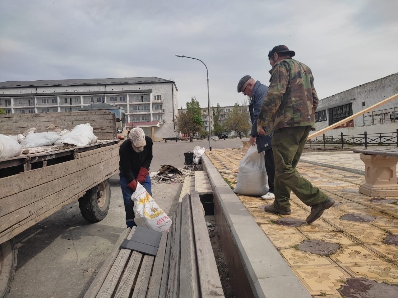 29.04.2023 г. в поселке Дубки прошел субботник.