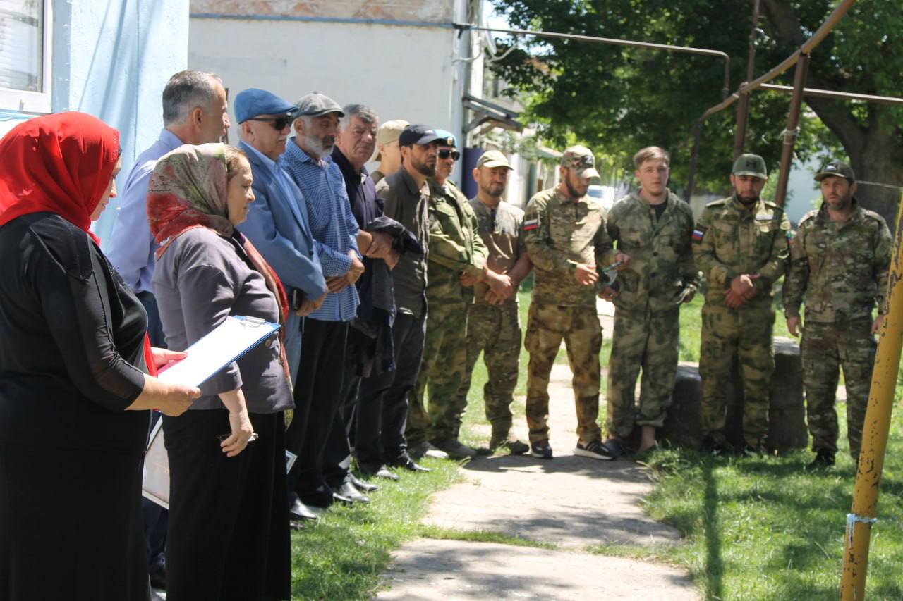 открытие  мемориальной  плиты  Ильясу Ахмедовичу Магомедова.